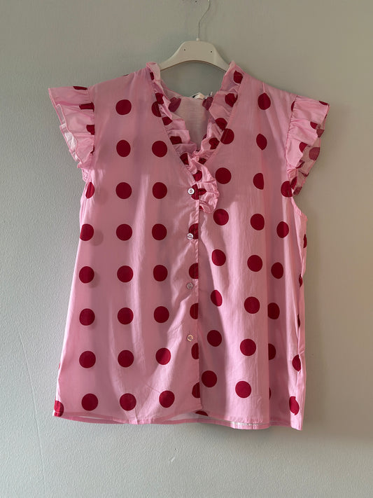 Prickig blus med volang - Rosa med röda prickar
