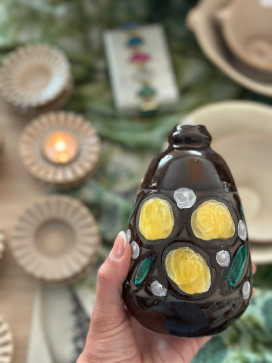 Vintagevas med gula detaljer - Brun