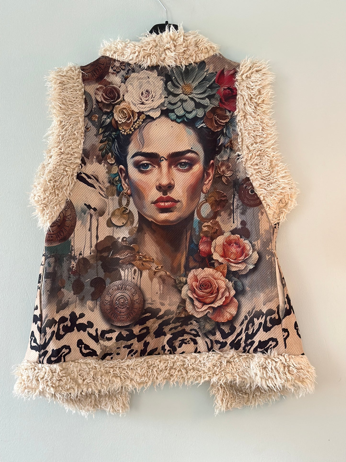 Väst ”Kahlo” med fluff framtill - Flerfärgad