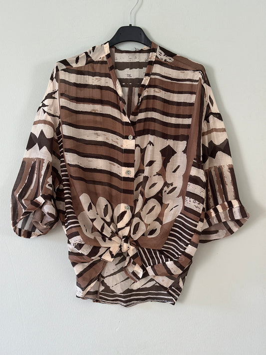Blus ”Gudrun” med häftigt mönster - Brun