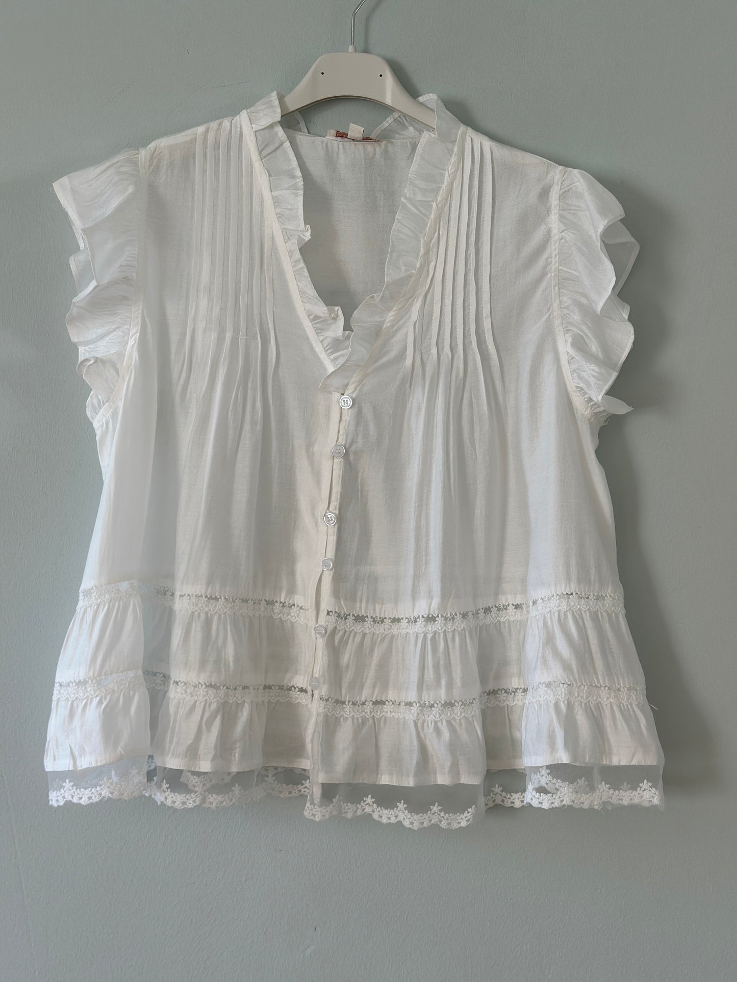 Blus ”Ingrid” med volangärm - Vit