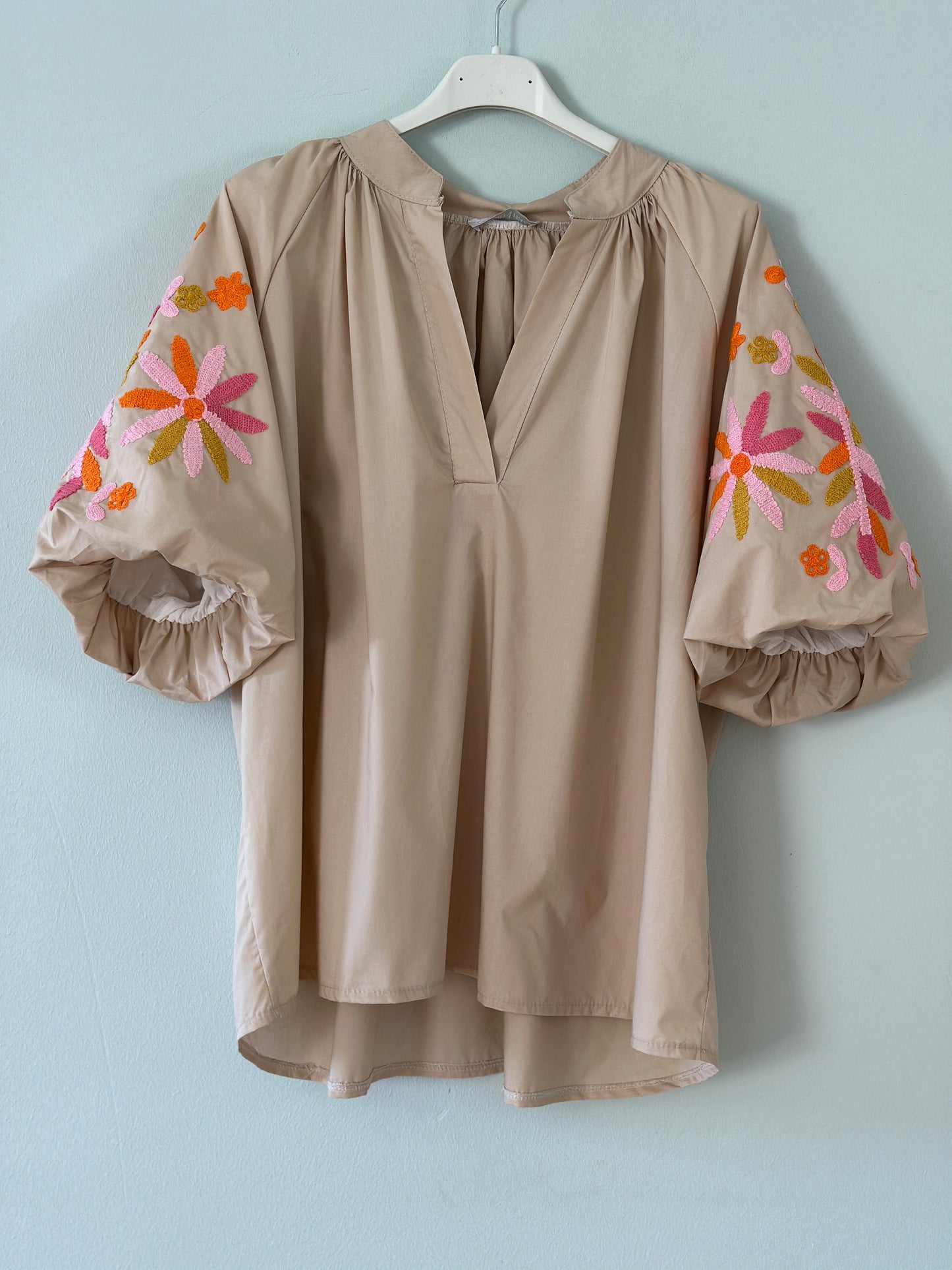 Puffärmsblus ”Sonja” med broderi på ärmen - Beige