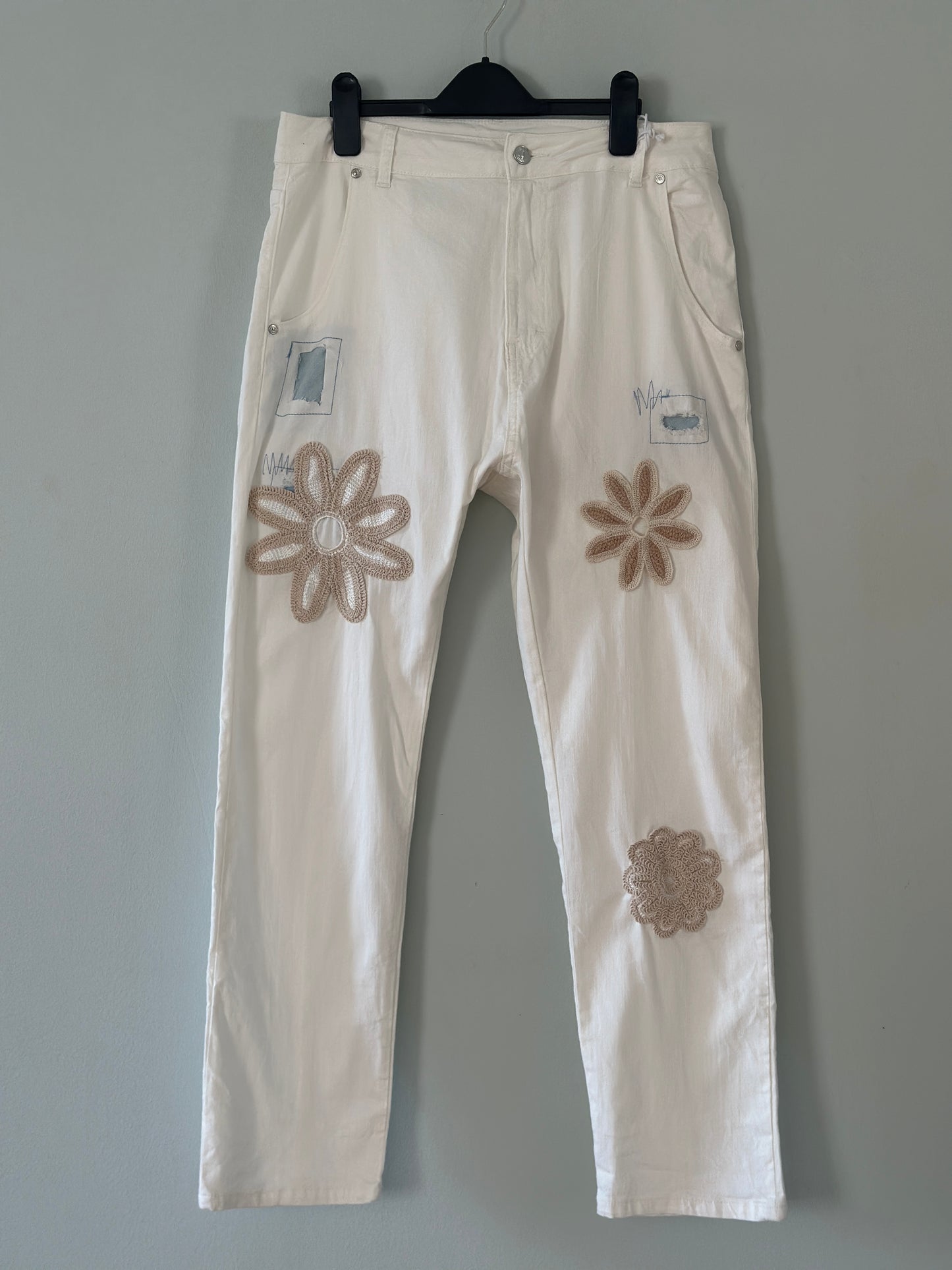 Jeans med broderade blommor - Vita