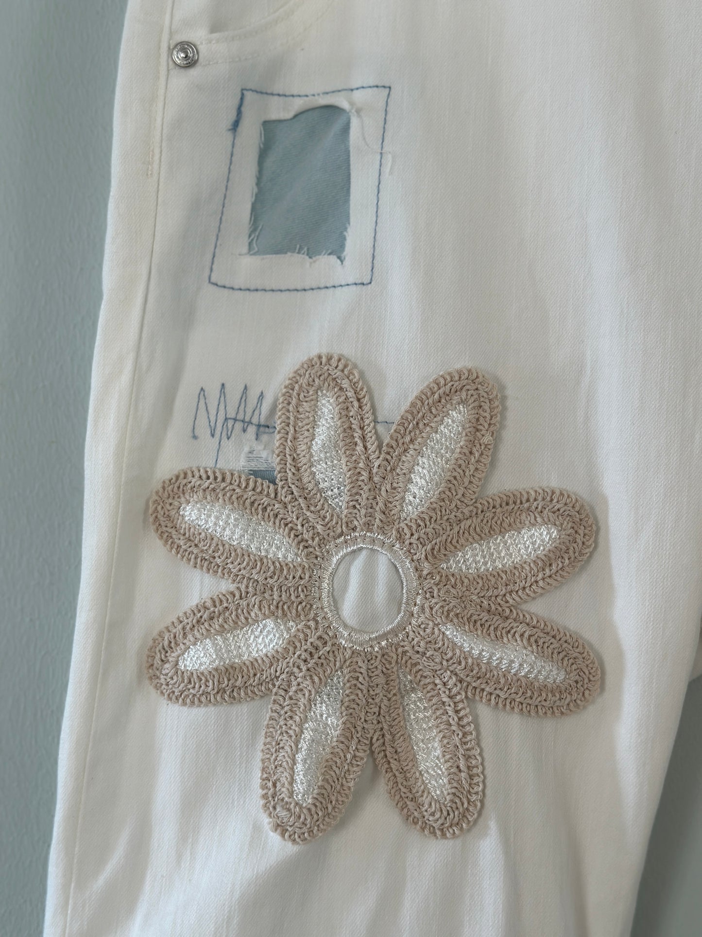 Jeans med broderade blommor - Vita