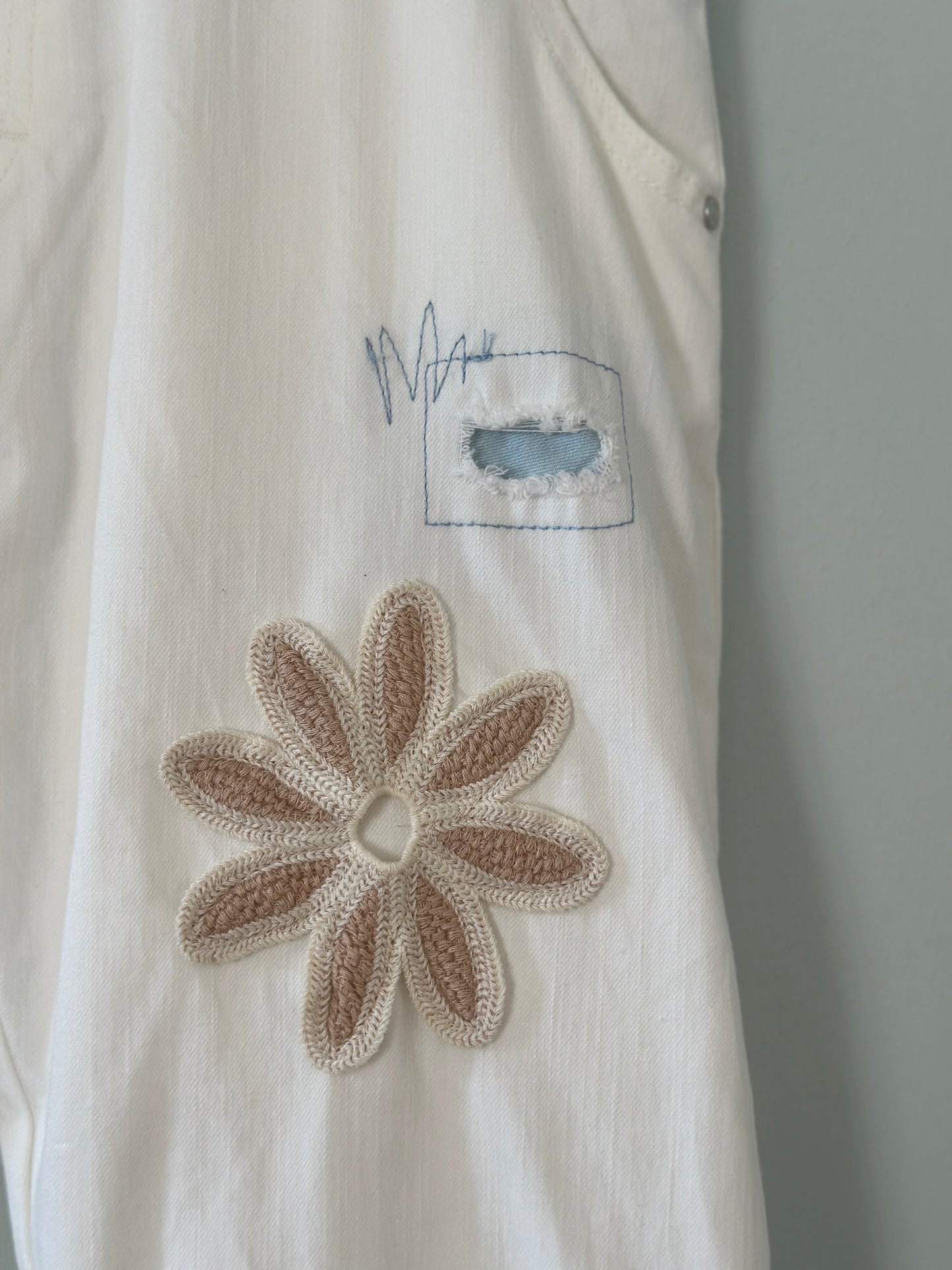 Jeans med broderade blommor - Vita