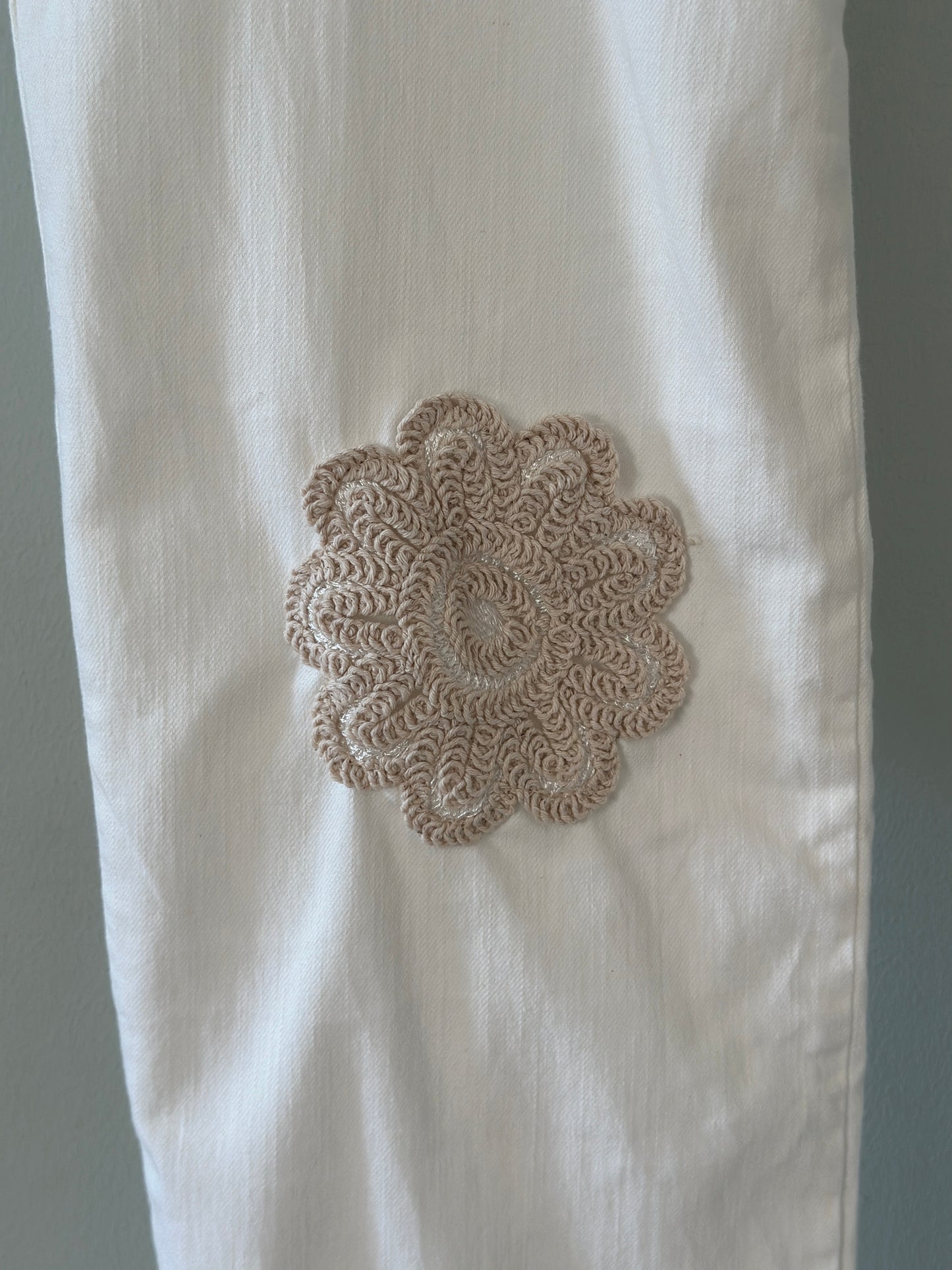 Jeans med broderade blommor - Vita