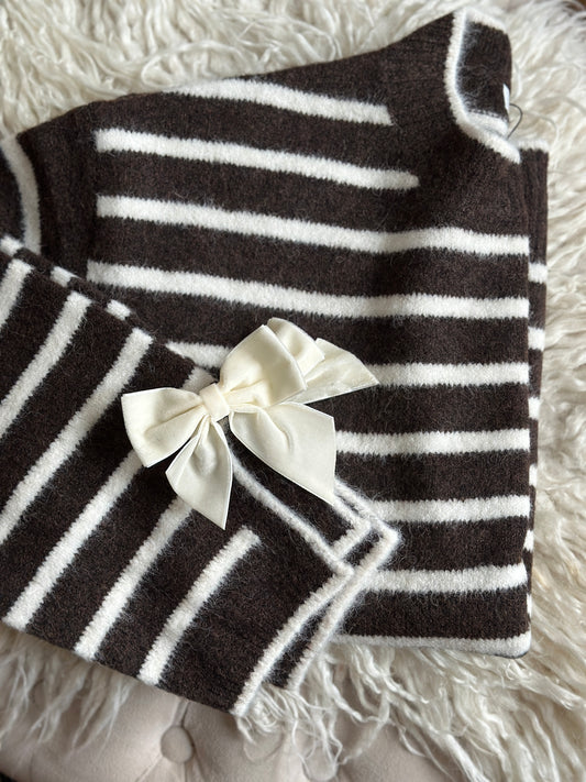 Stickad tröja ”Fanny” med en rosett i ärmslutet -Brun/vit randig