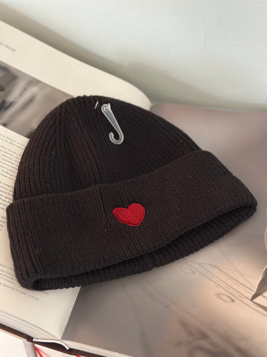 Mössa ”heart” med ett rött hjärta framtill - Svart