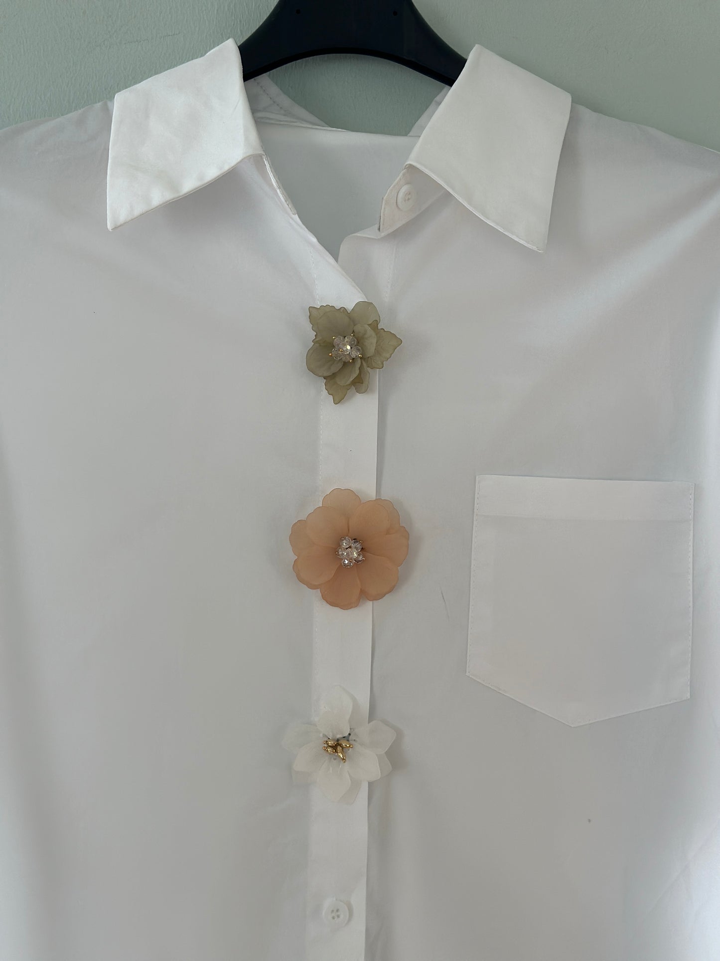 Blus ”Mona” med blomdekorationer och puffärm - Vit