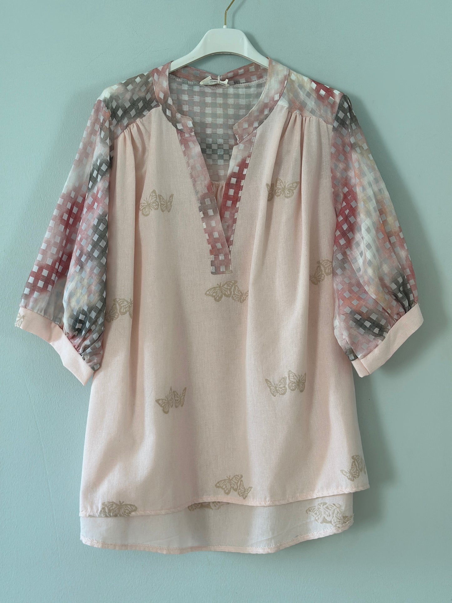 Blus ”Malin” med rutmönster och fjärilar - Beige