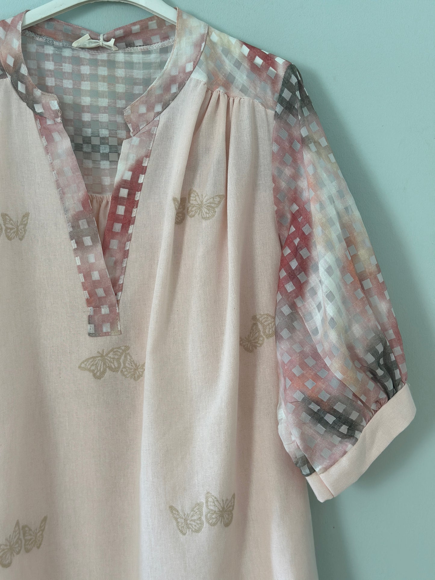 Blus ”Malin” med rutmönster och fjärilar - Beige