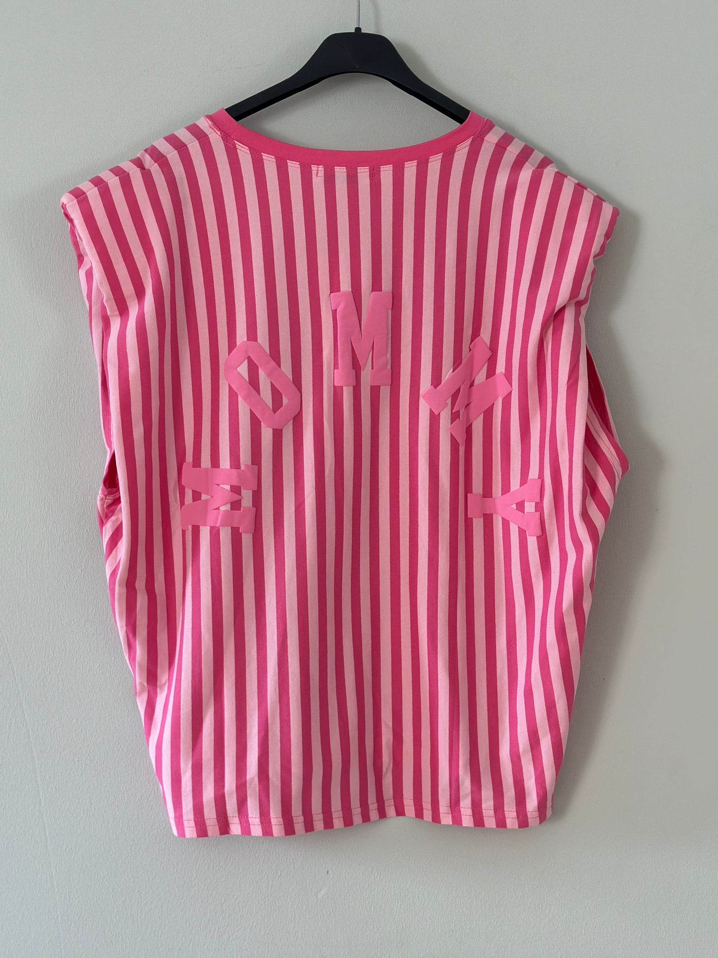 Ärmlös T-shirt med texten ”Mommy” på ryggen - Fuschia