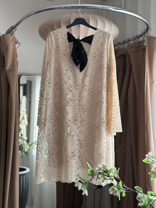 Spetsklänning med rosett i ryggen- Svart/Beige