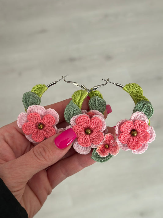 Handvirkade blomörhängen - rosa