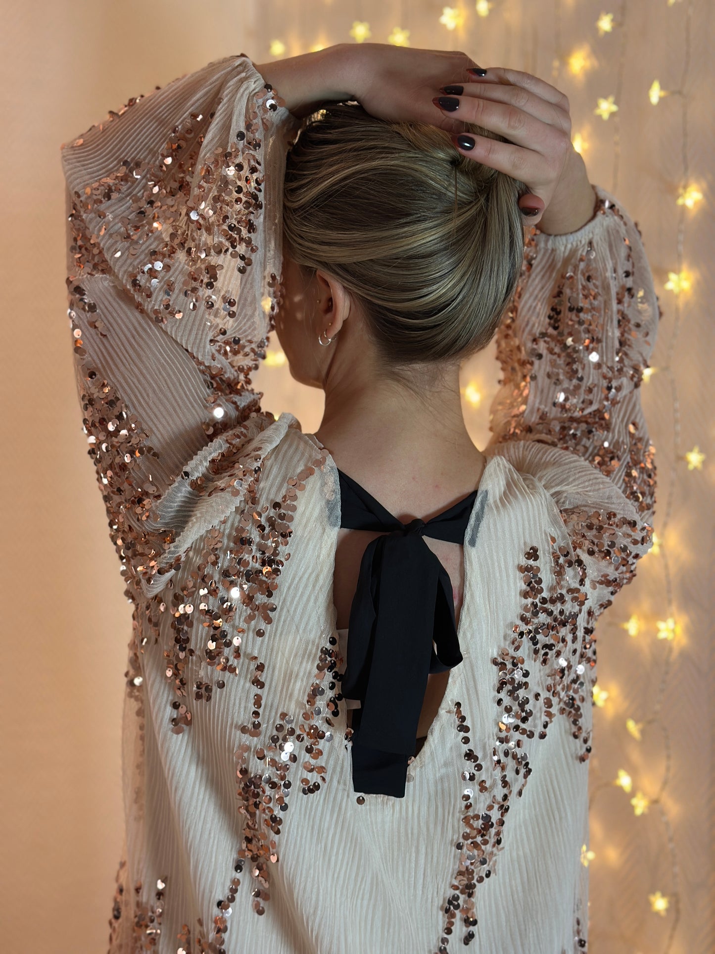 Klänning med paljetter och ballongärm - Svart/Beige