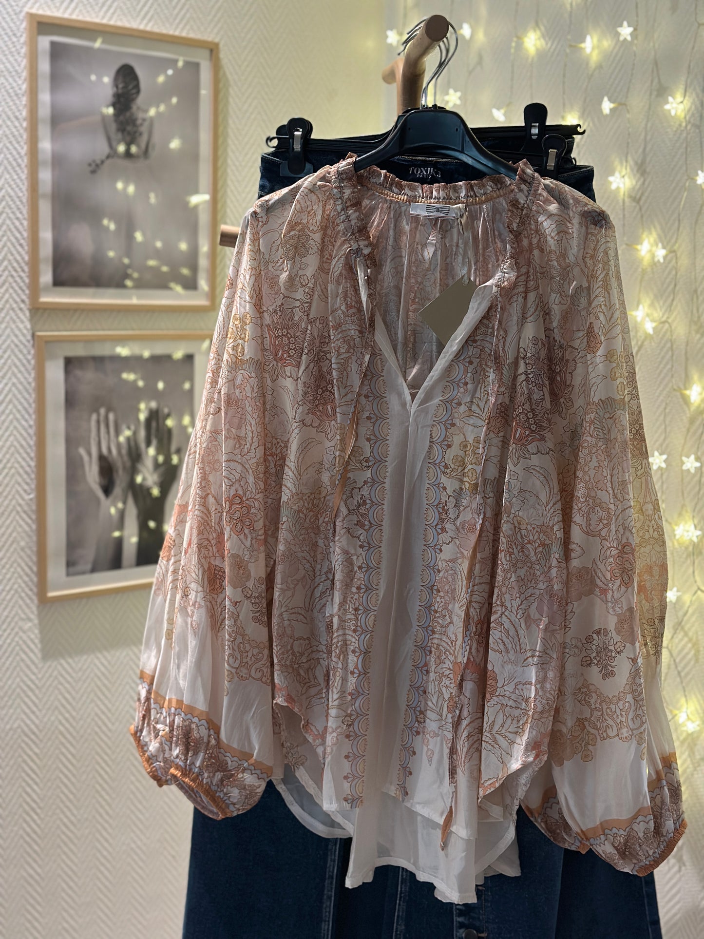 Blus ”Nancy” med vackert mönster och ballongärm - offwhite