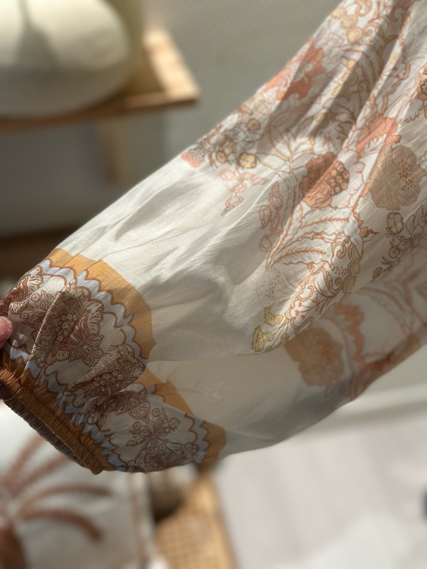 Blus ”Nancy” med vackert mönster och ballongärm - offwhite