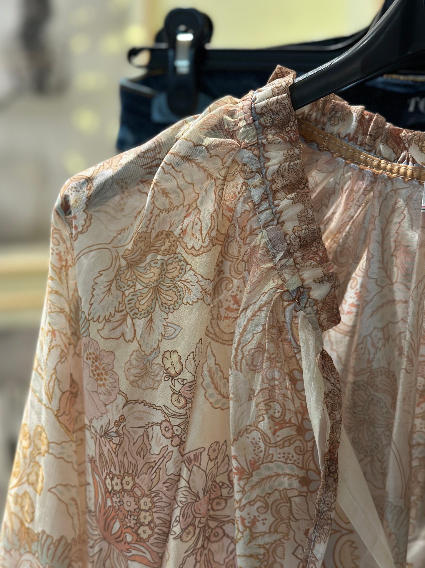 Blus ”Nancy” med vackert mönster och ballongärm - offwhite