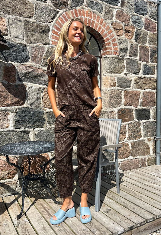 Black Colour, BCABBIE BARBEL PANT - Coffee Paisley