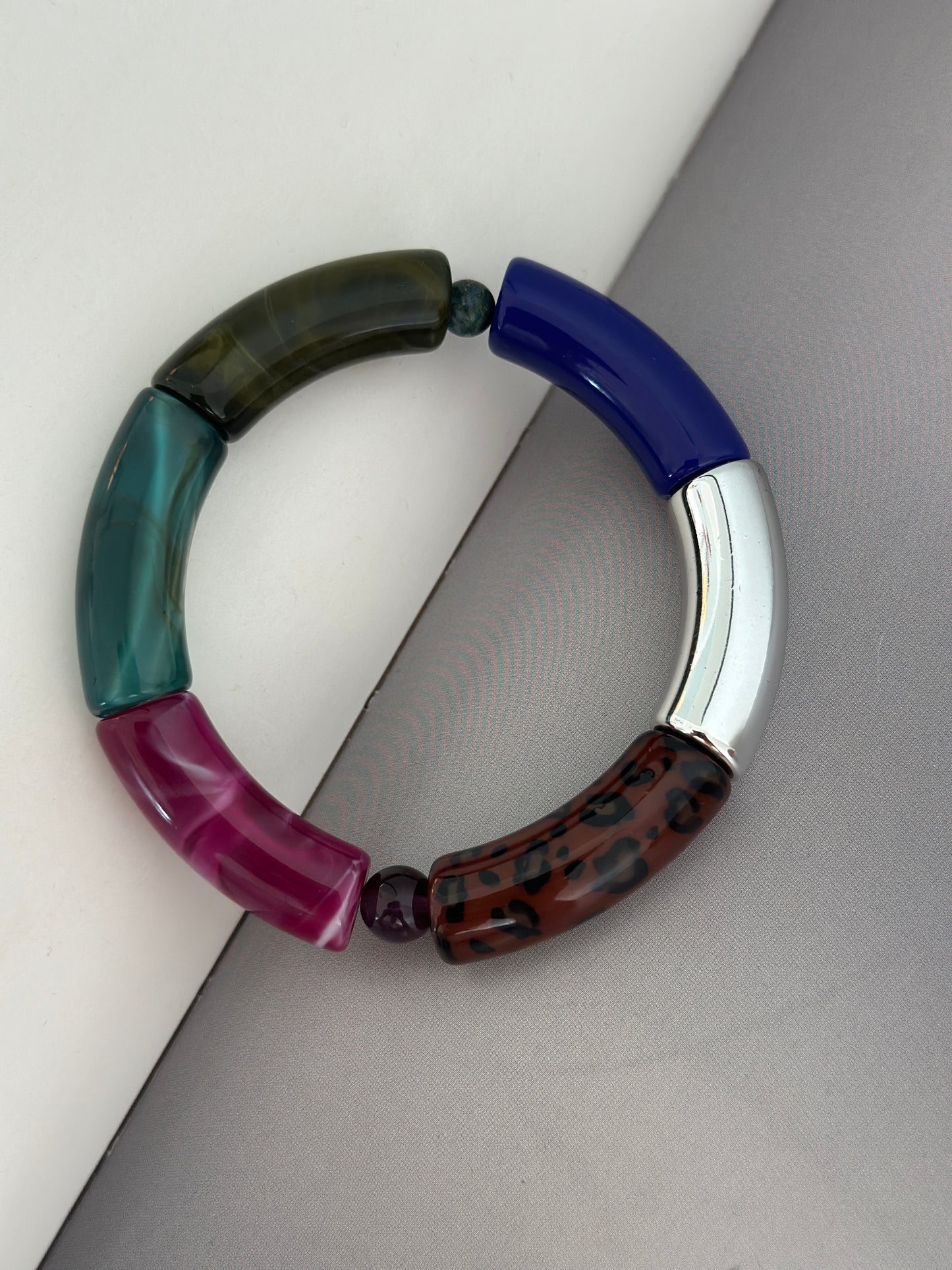 Elastiska armband - olika färger.