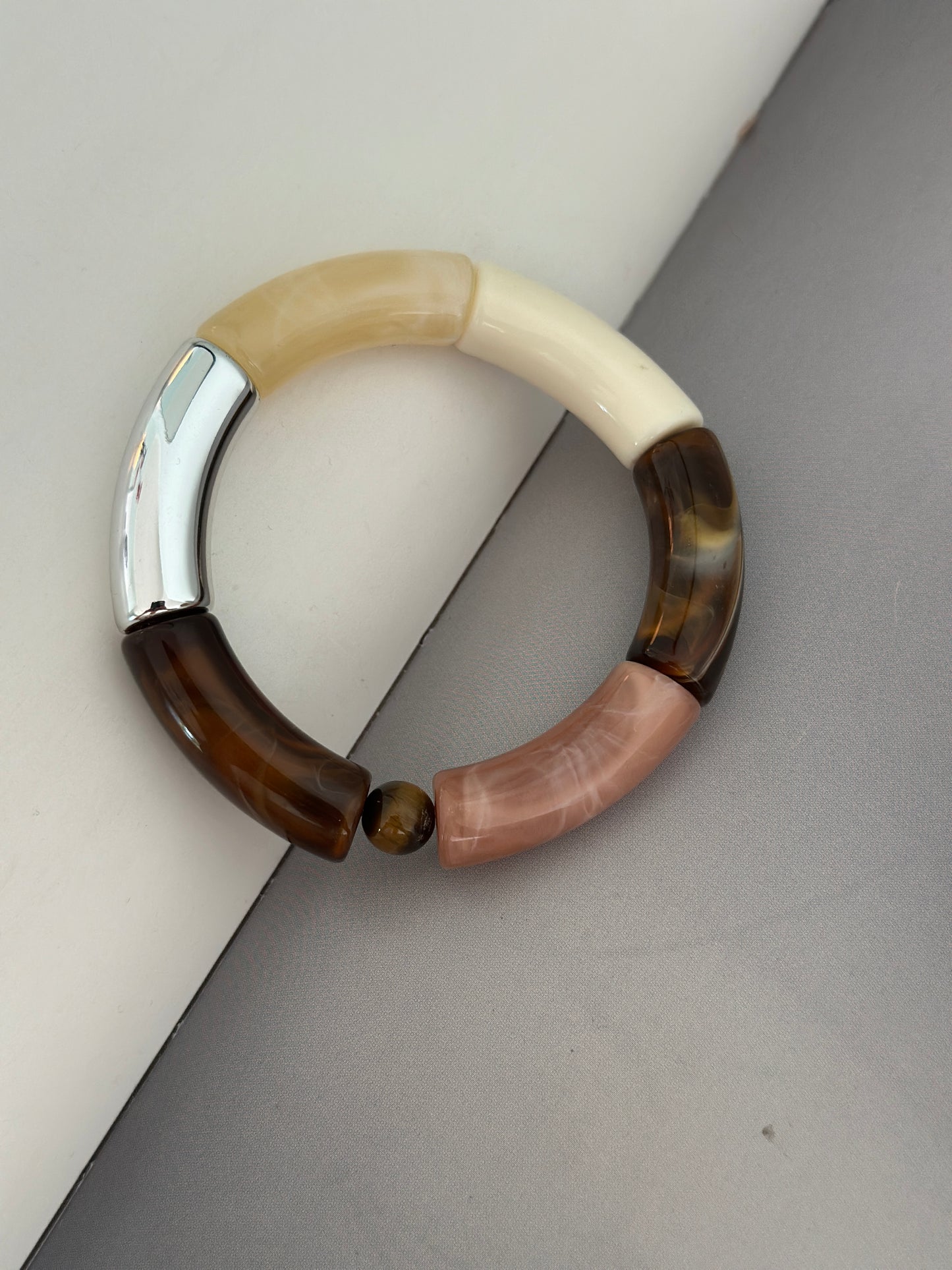 Elastiska armband - olika färger.