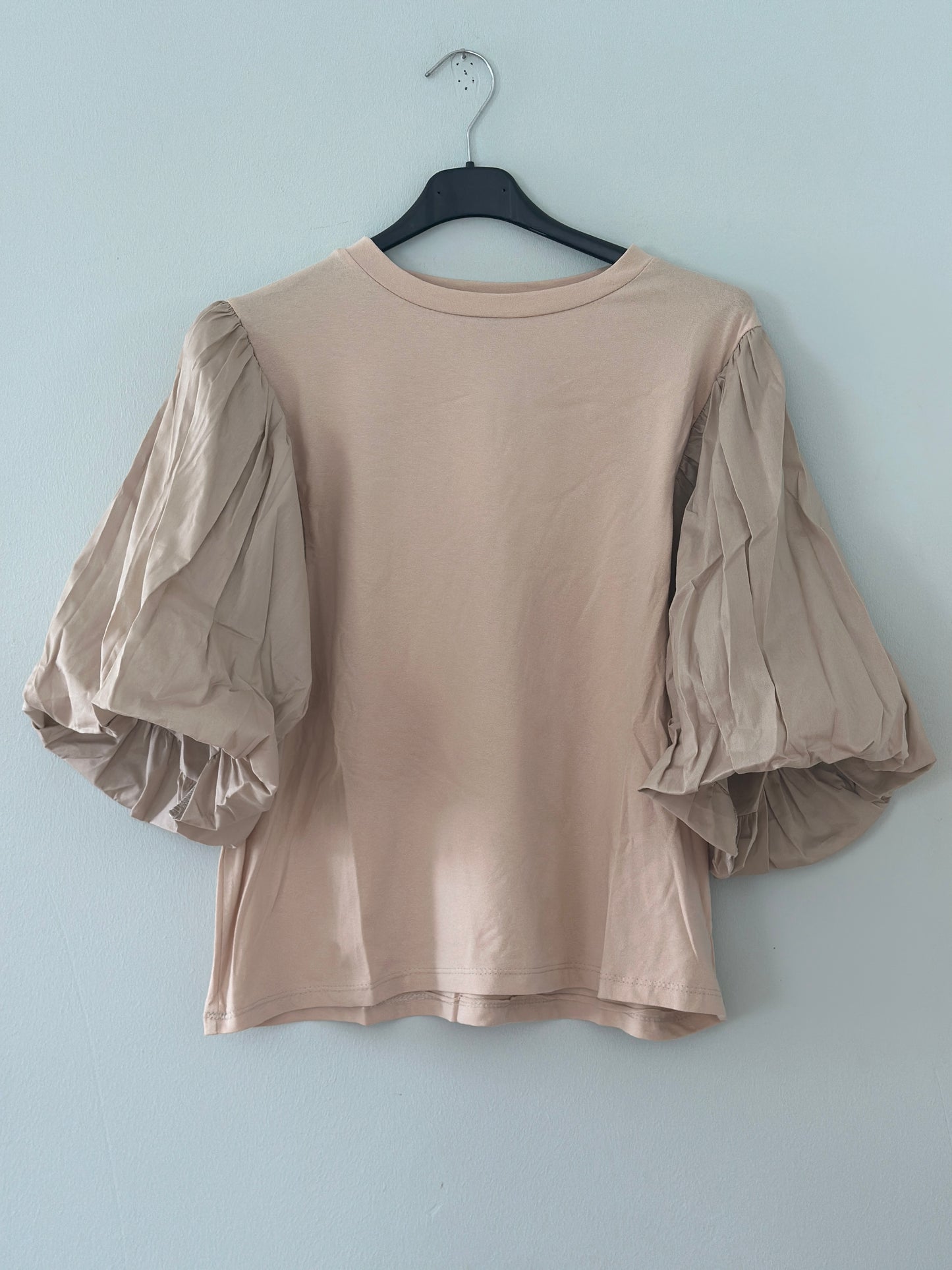 T-shirt med puffärm - Beige/Vit/Svart