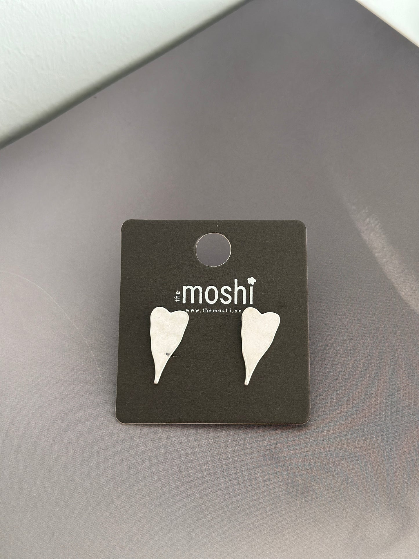 The Moshi, Hjärtformade örhängen - Silver/Guld