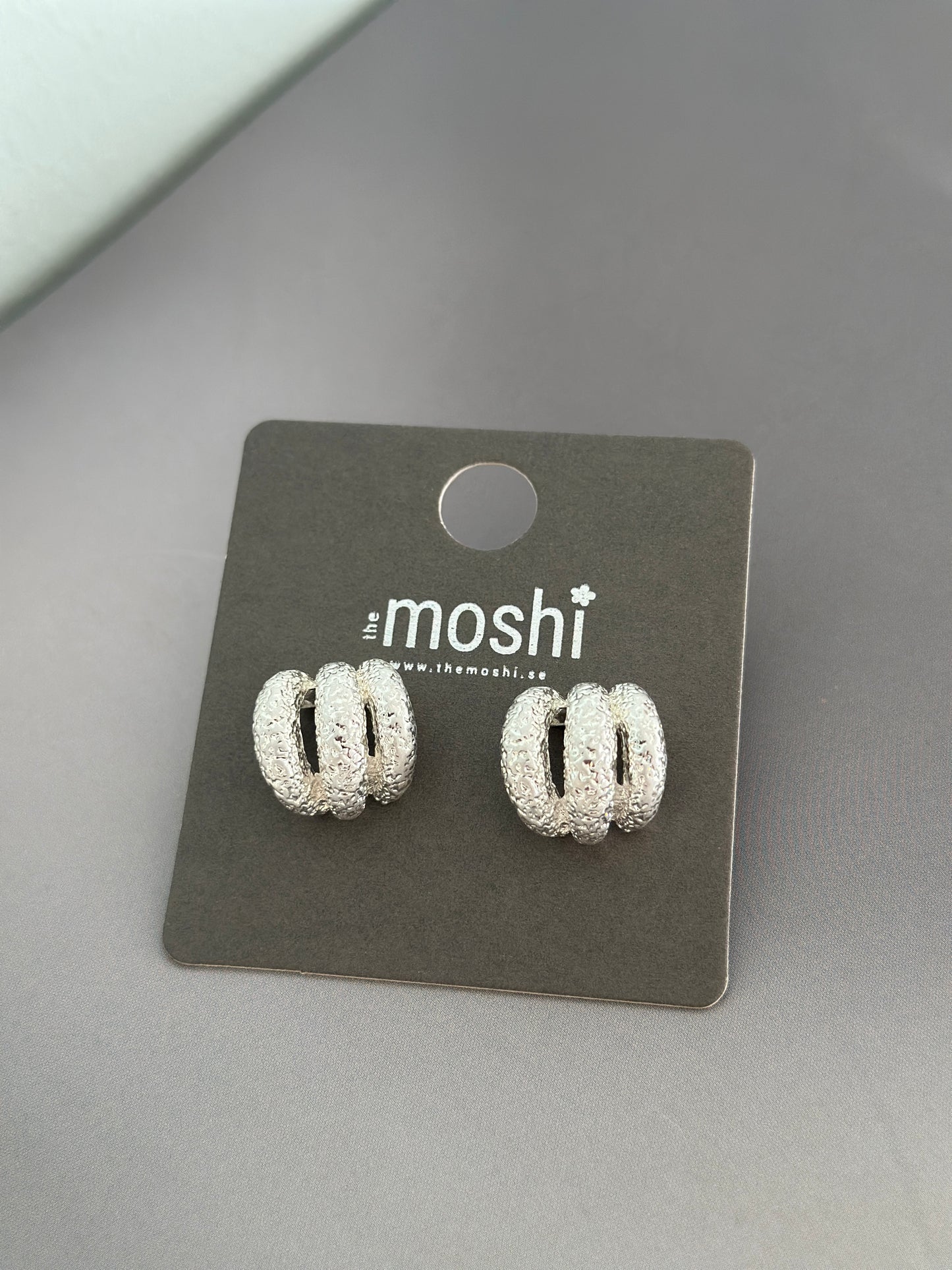 The Moshi, små tredelade örhängen - Guld/Silver