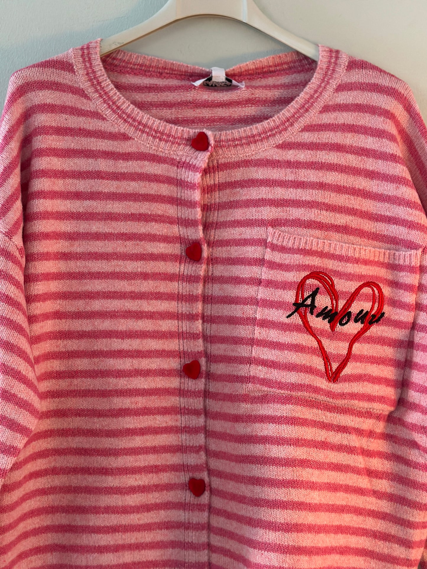 Randig stickad kofta ”Amour” med hjärtformade knappar - Rosa