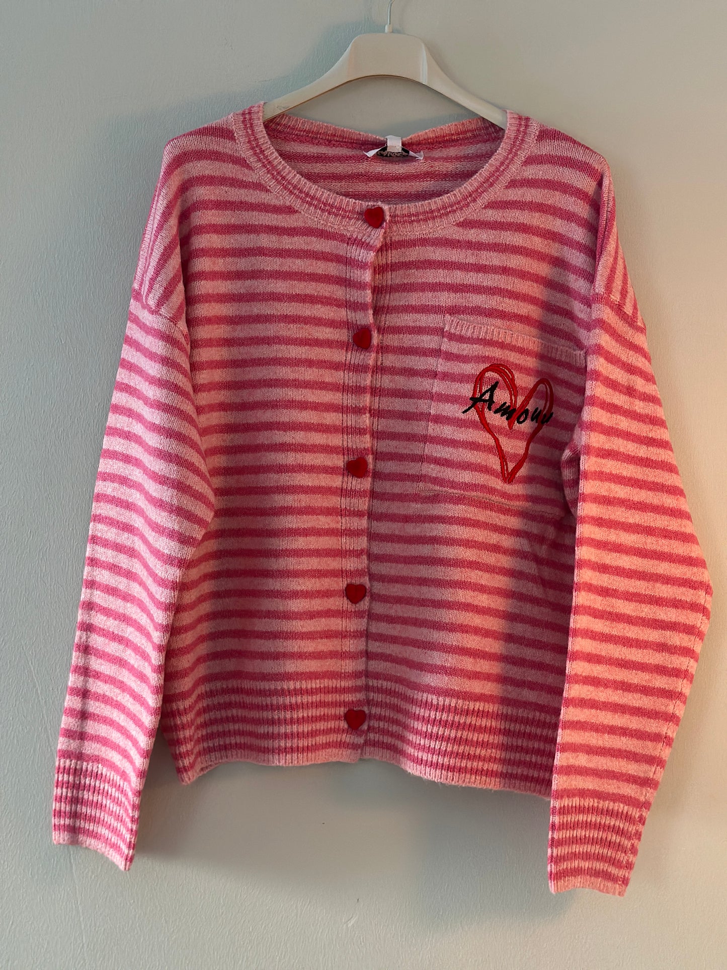 Randig stickad kofta ”Amour” med hjärtformade knappar - Rosa