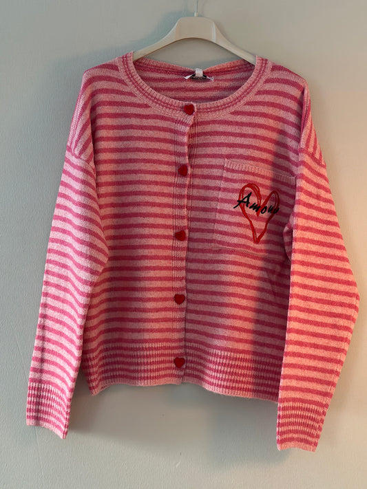 Randig stickad kofta ”Amour” med hjärtformade knappar - Rosa