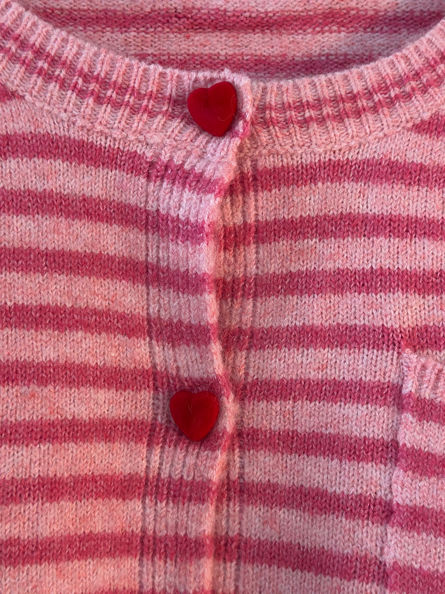Randig stickad kofta ”Amour” med hjärtformade knappar - Rosa
