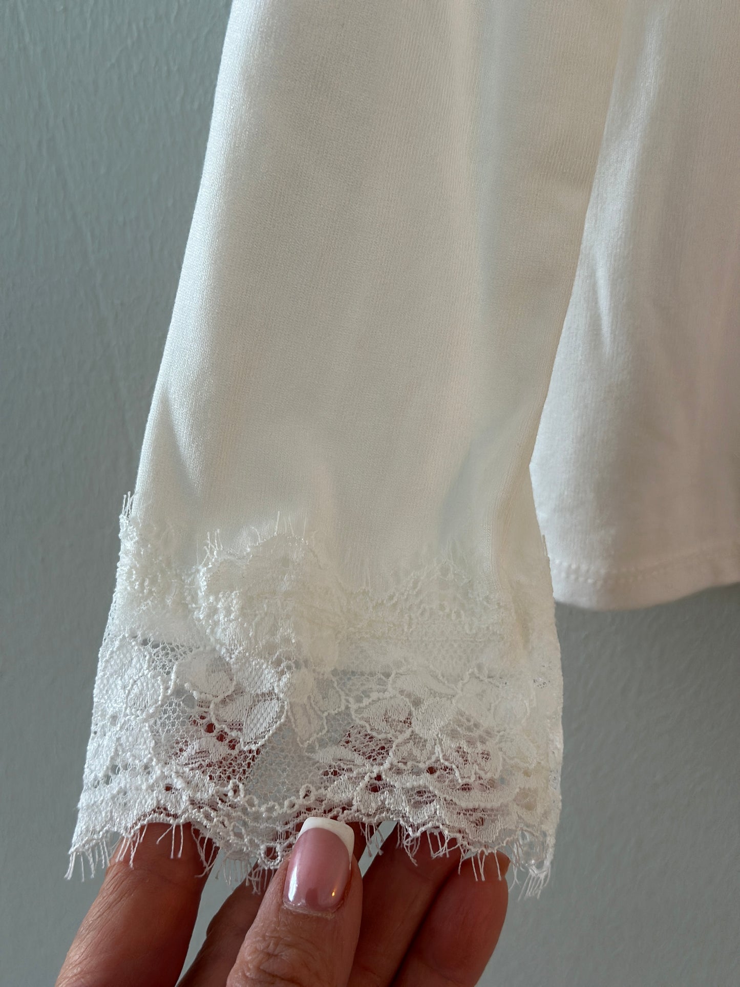 Långärmad tröja med spets i v-ringningen och i ärmslutet - Grön/Rosa/Beige/Svart/Brun