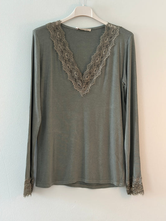 Långärmad tröja med spets i v-ringningen och i ärmslutet - Grön/Rosa/Beige/Svart/Brun