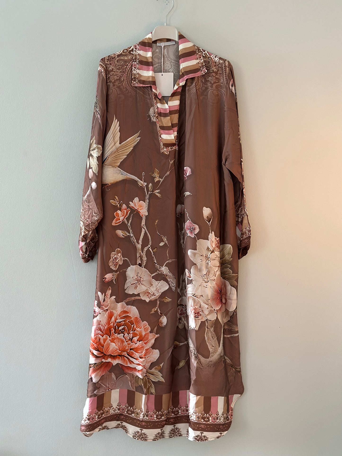 Klänning ”Malena” i vackert mönster - Vit/Brun/Grön