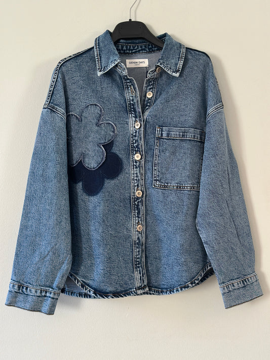 Jeansjacka med en blomma och ficka på bröstet - Denim
