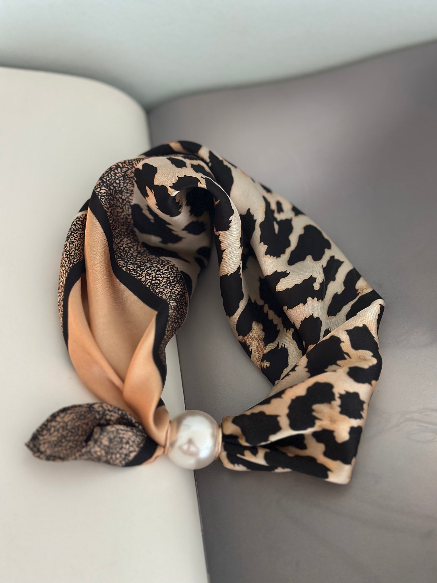 Scarfs med en pärla framtill - Olika mönster