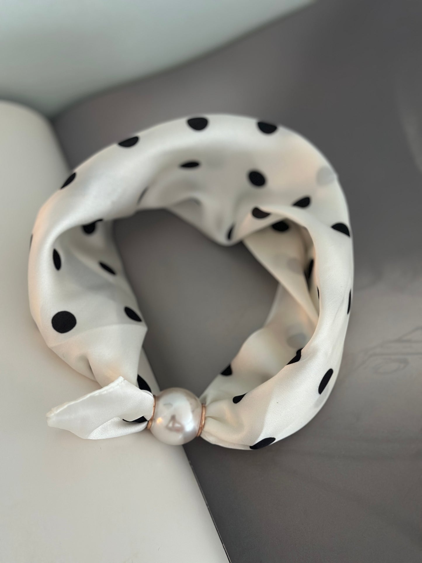 Scarfs med en pärla framtill - Olika mönster