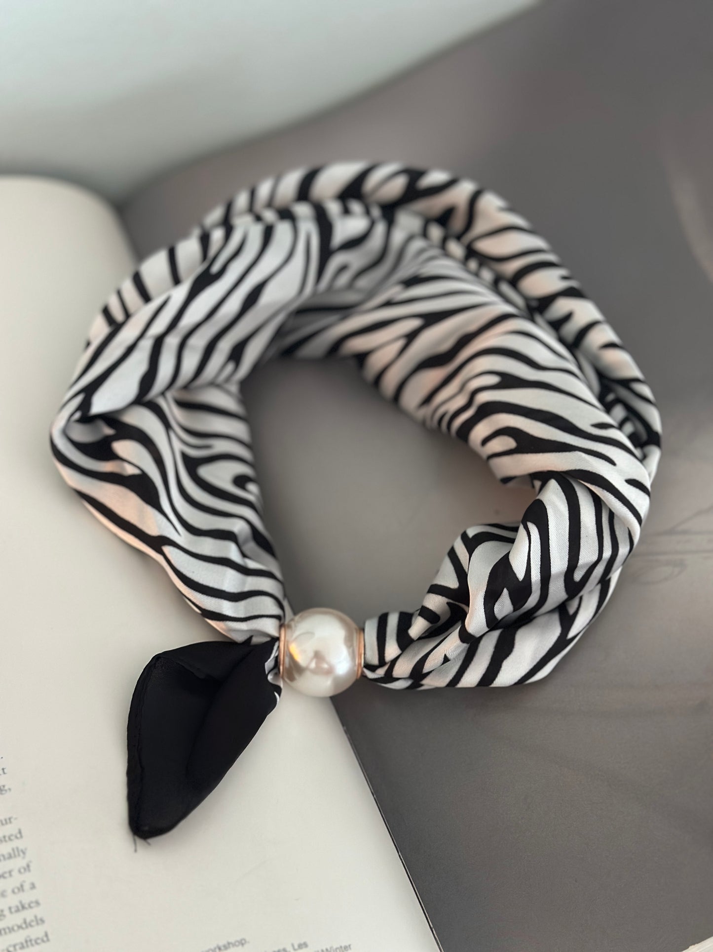 Scarfs med en pärla framtill - Olika mönster