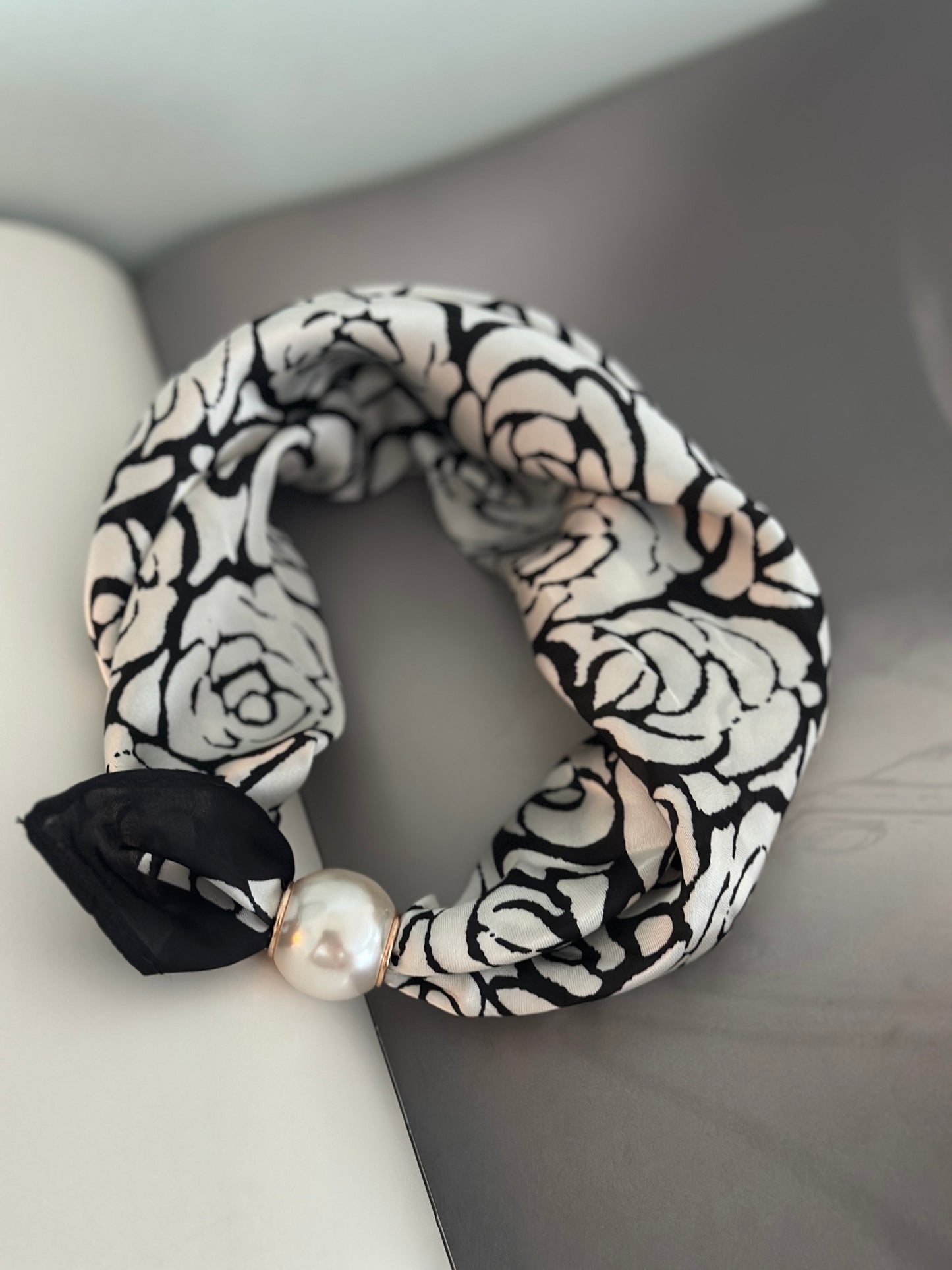 Scarfs med en pärla framtill - Olika mönster