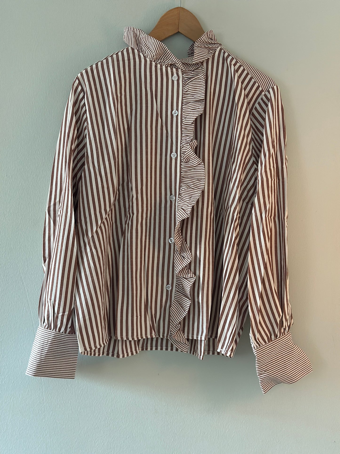 Randig blus ”Sonja” med volang framtill - Brun/Vit randig