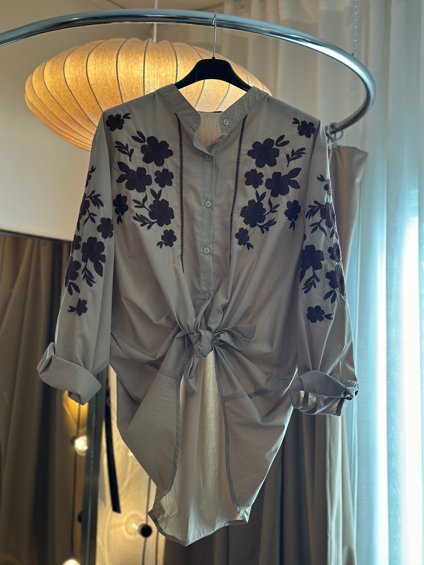 Skjorta ”Jessie” med broderade blommor - Beige