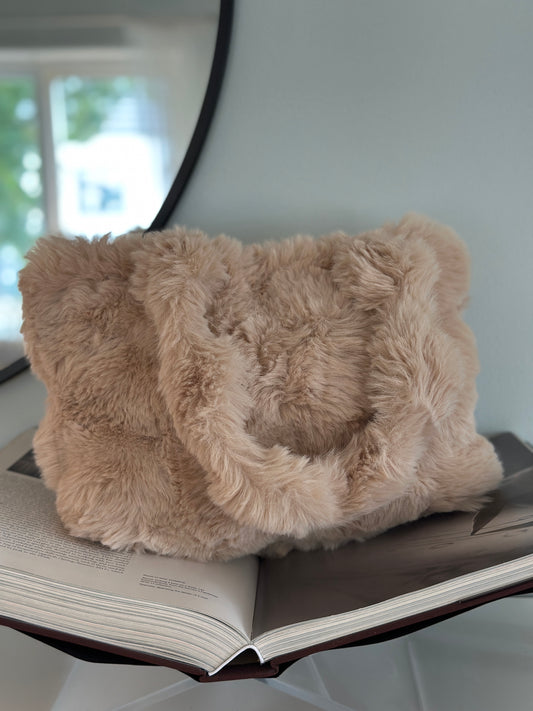 Fluffig väska med handtag - Camel