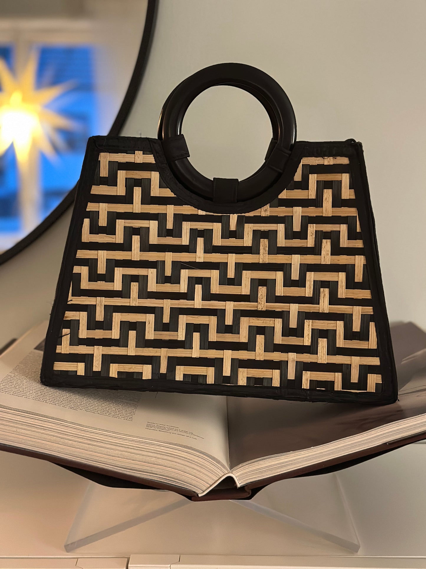 Rottingväska ”Sara” med trähandtag - Svart