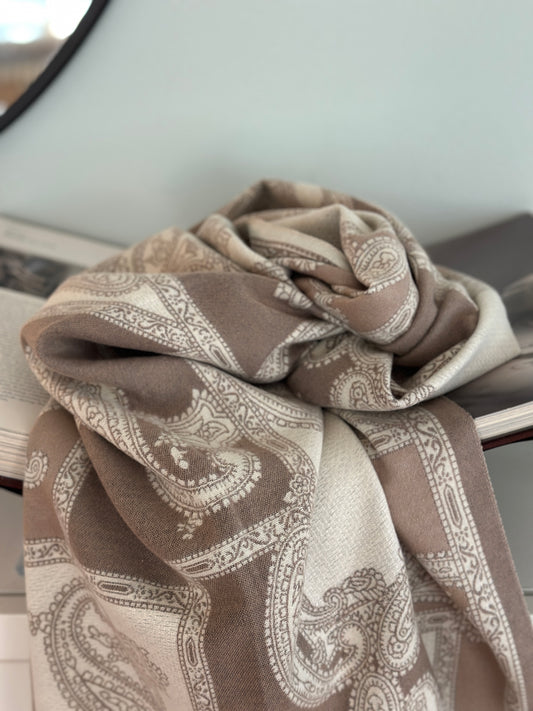 Halsduk ”Diana” i vackert paisleymönster - Beige