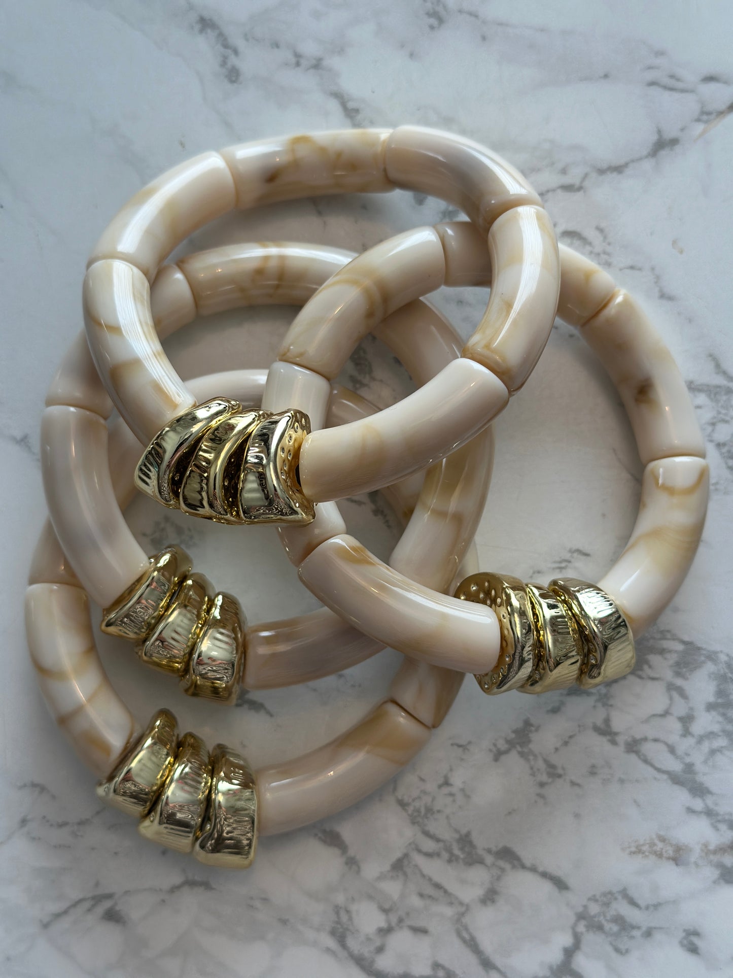 Elastiska armband med gulddetaljer - Beige