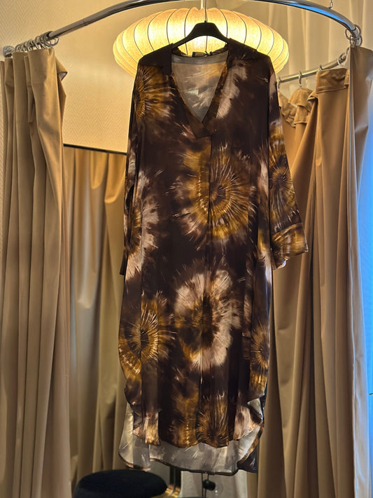 Klänning ”Cecile” med batikmönster - Brun