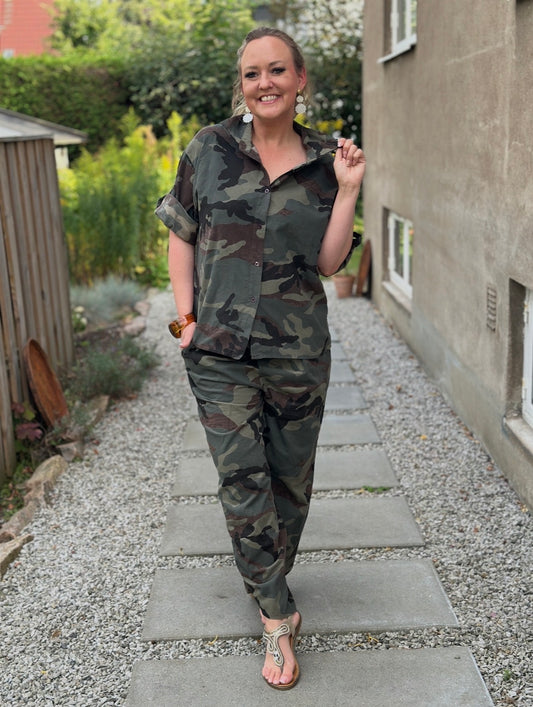 Härligt sett bestående av byxor och skjorta - Camouflage