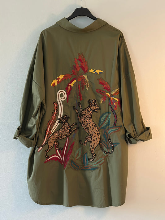 Storskjorta med broderat leoprint - Armygrön