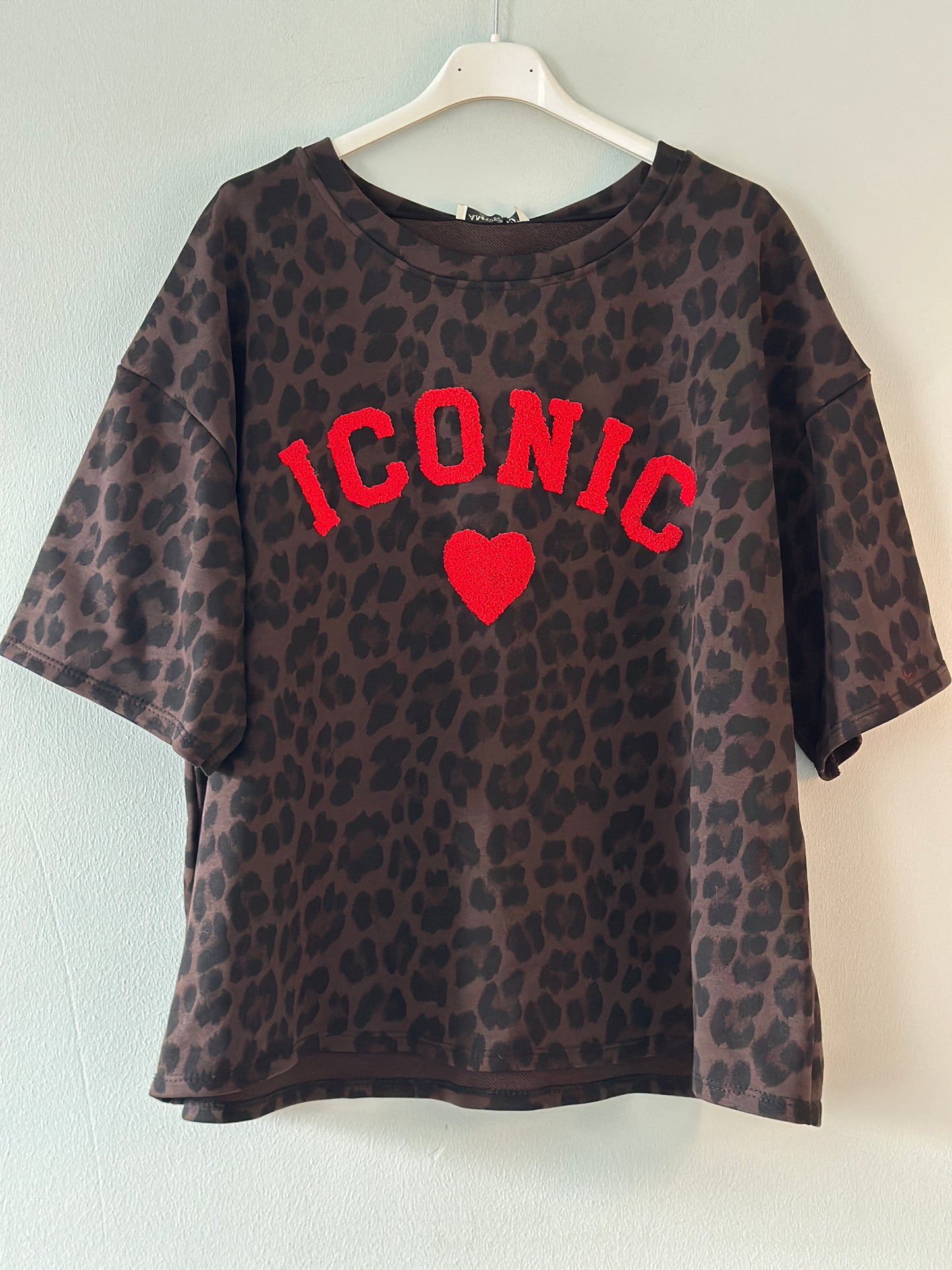 Sweatshirt ”Iconic” leomönster - Röd text